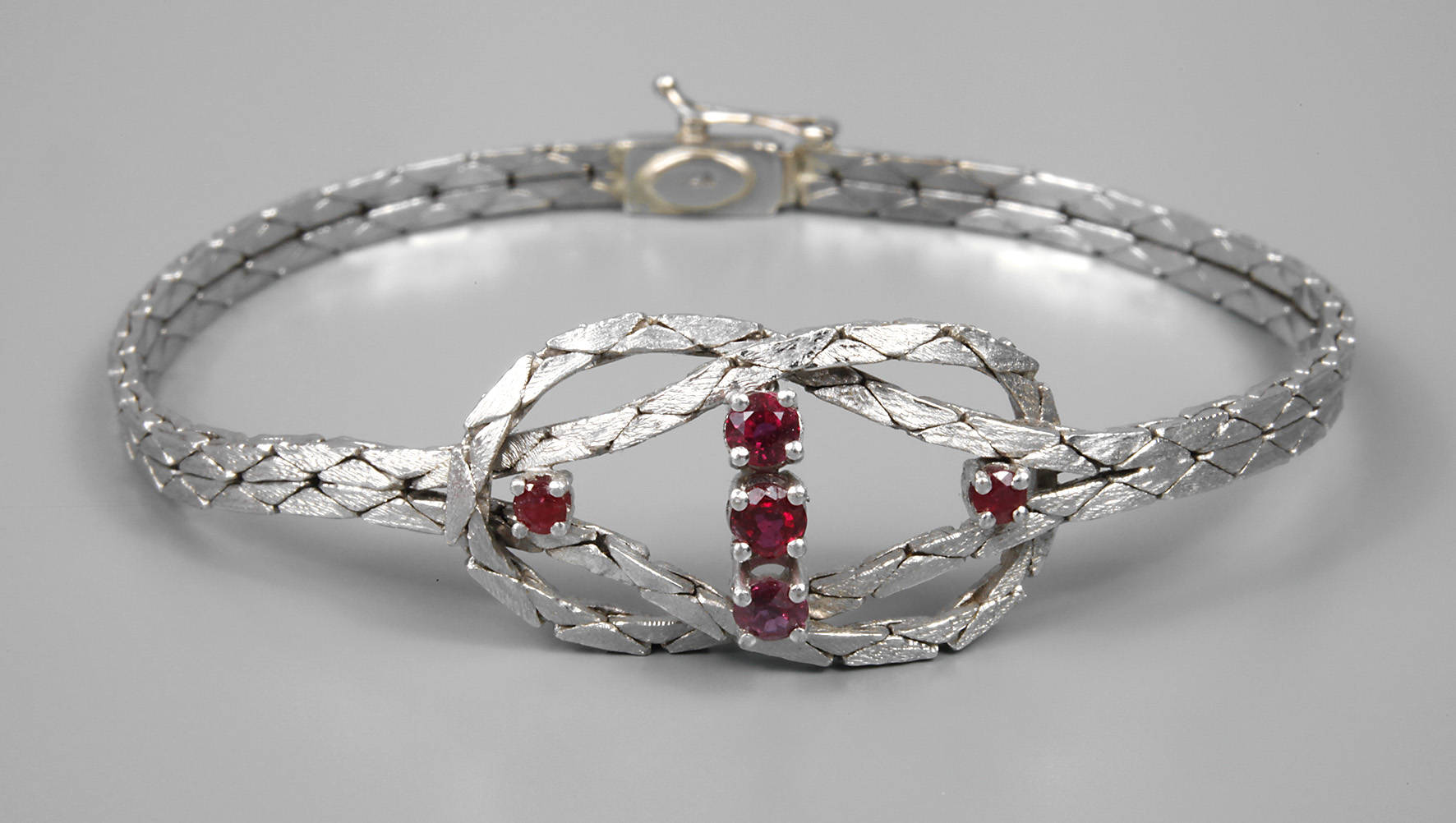 Damenarmband mit Rubinbesatz