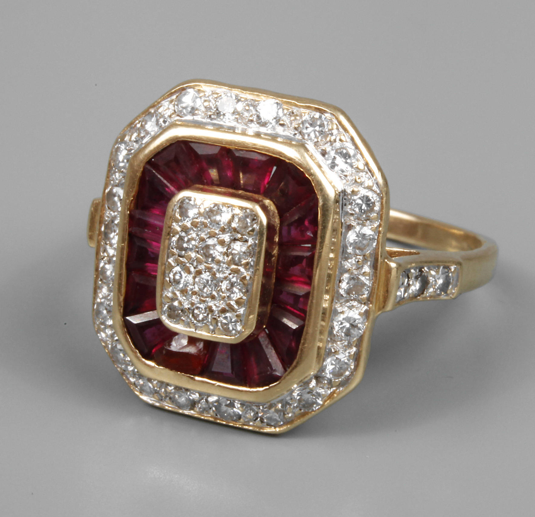 Damenring mit Diamanten und Rubinen