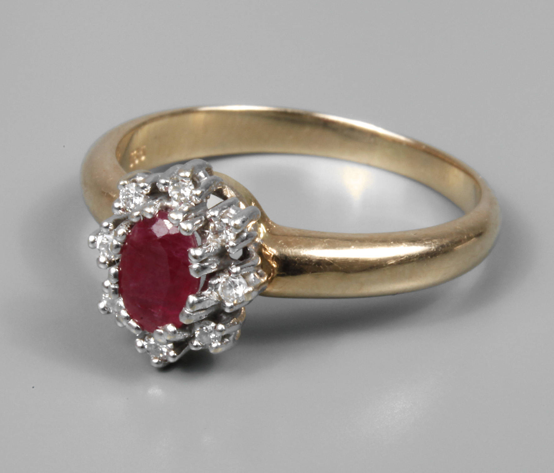 Damenring mit Rubin und Brillanten