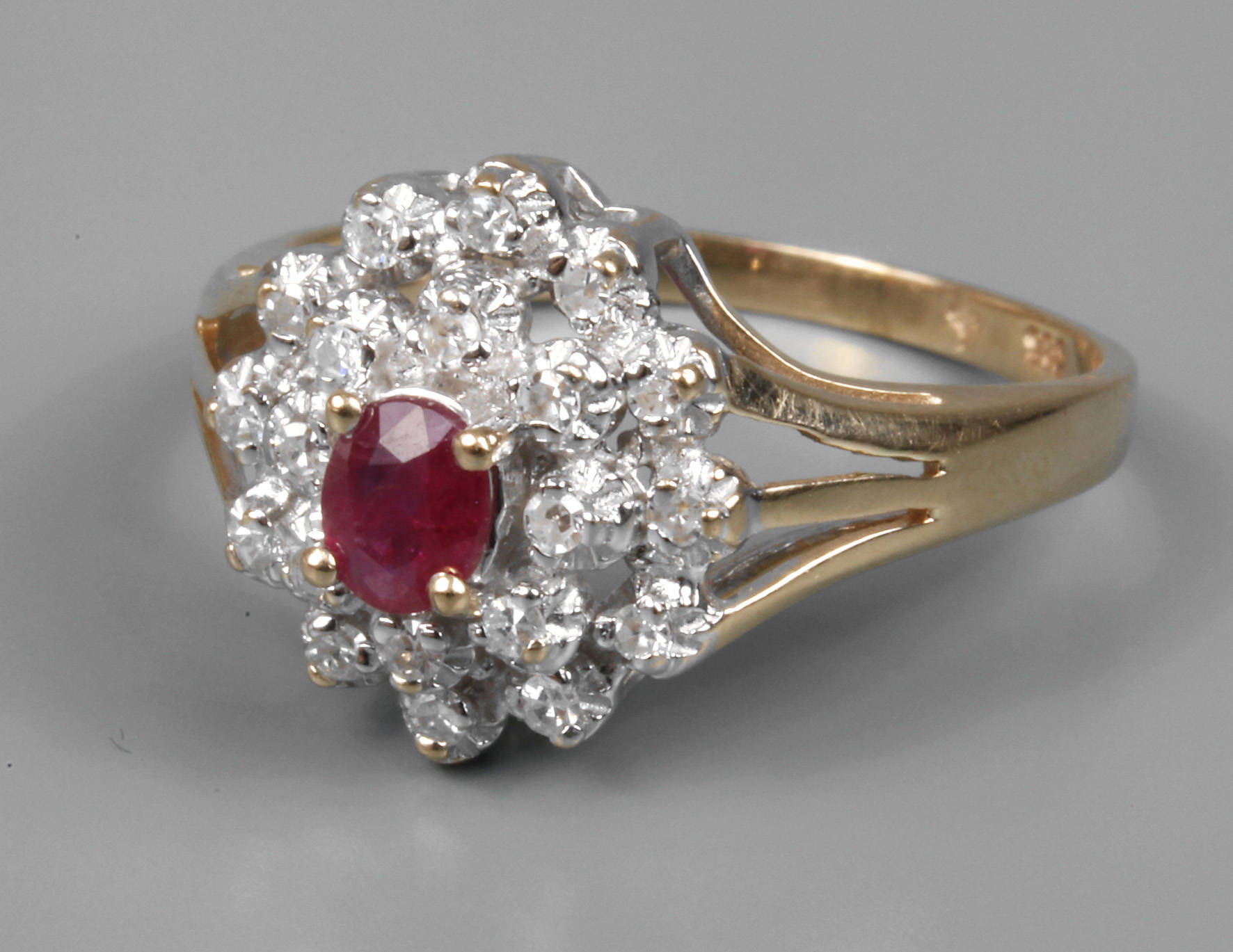 Damenring mit Rubin und Diamanten