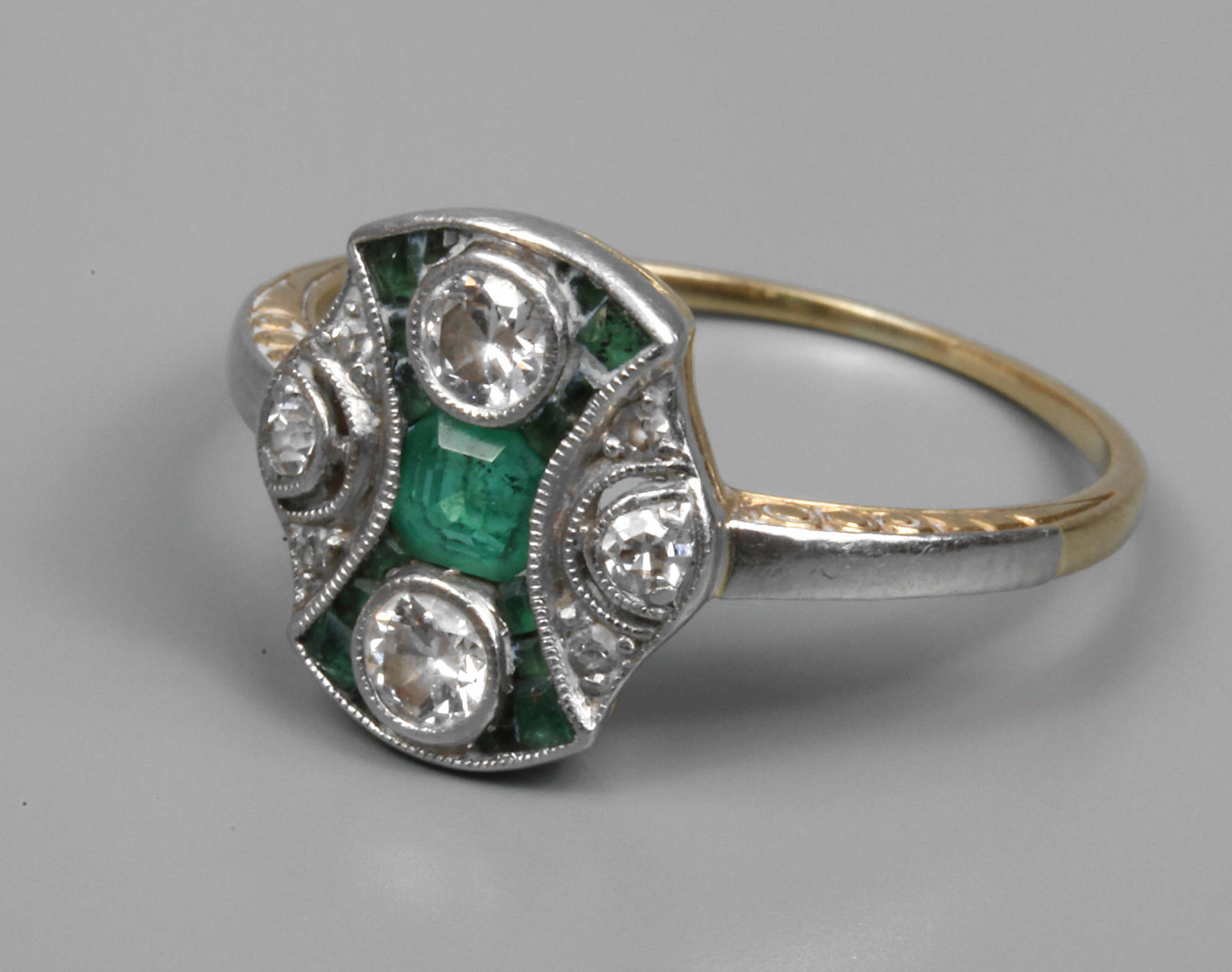 Damenring mit Smaragden und Diamanten