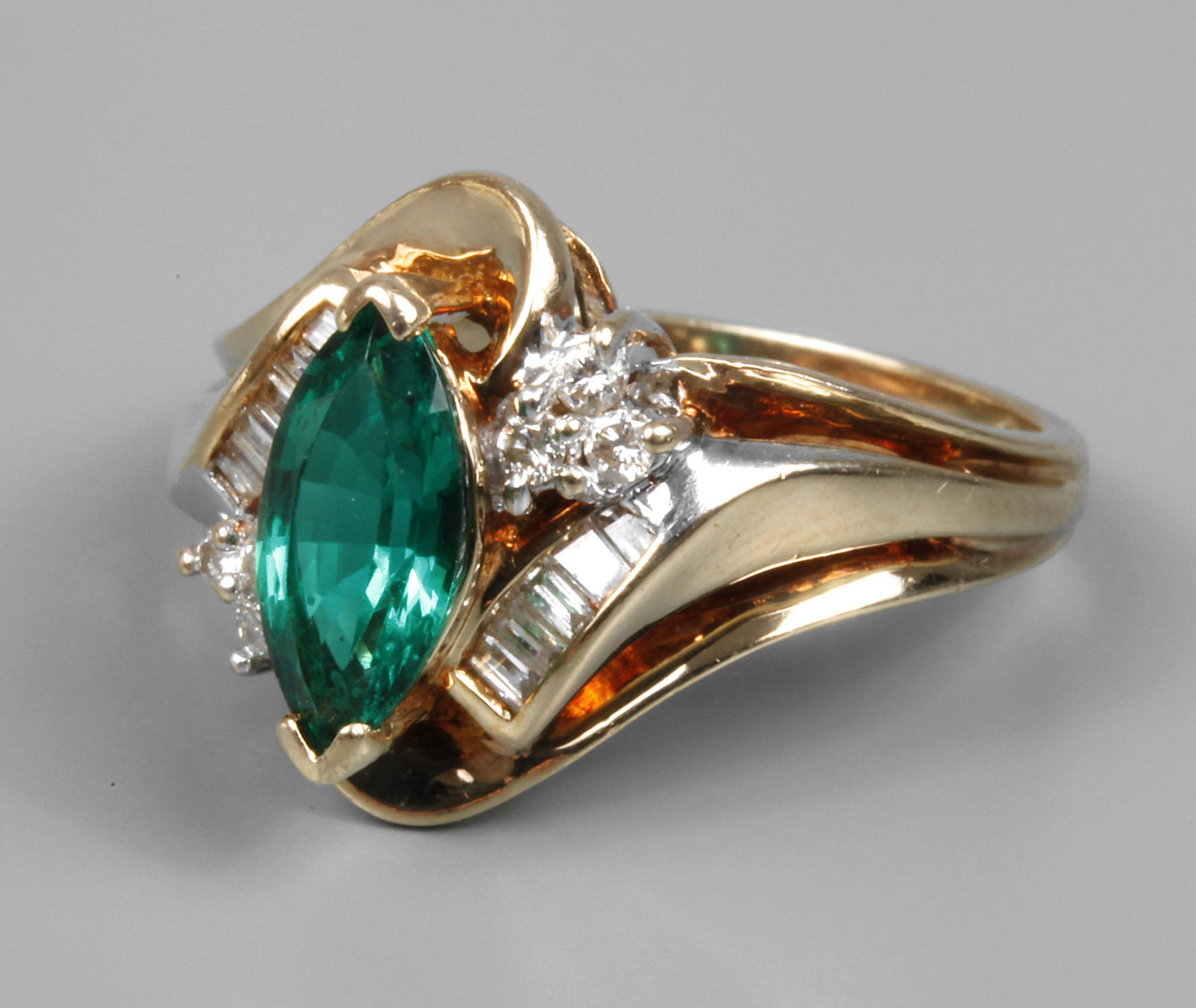 Damenring mit grünem Schmuckstein und Diamanten