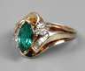 Damenring mit grünem Schmuckstein und Diamanten