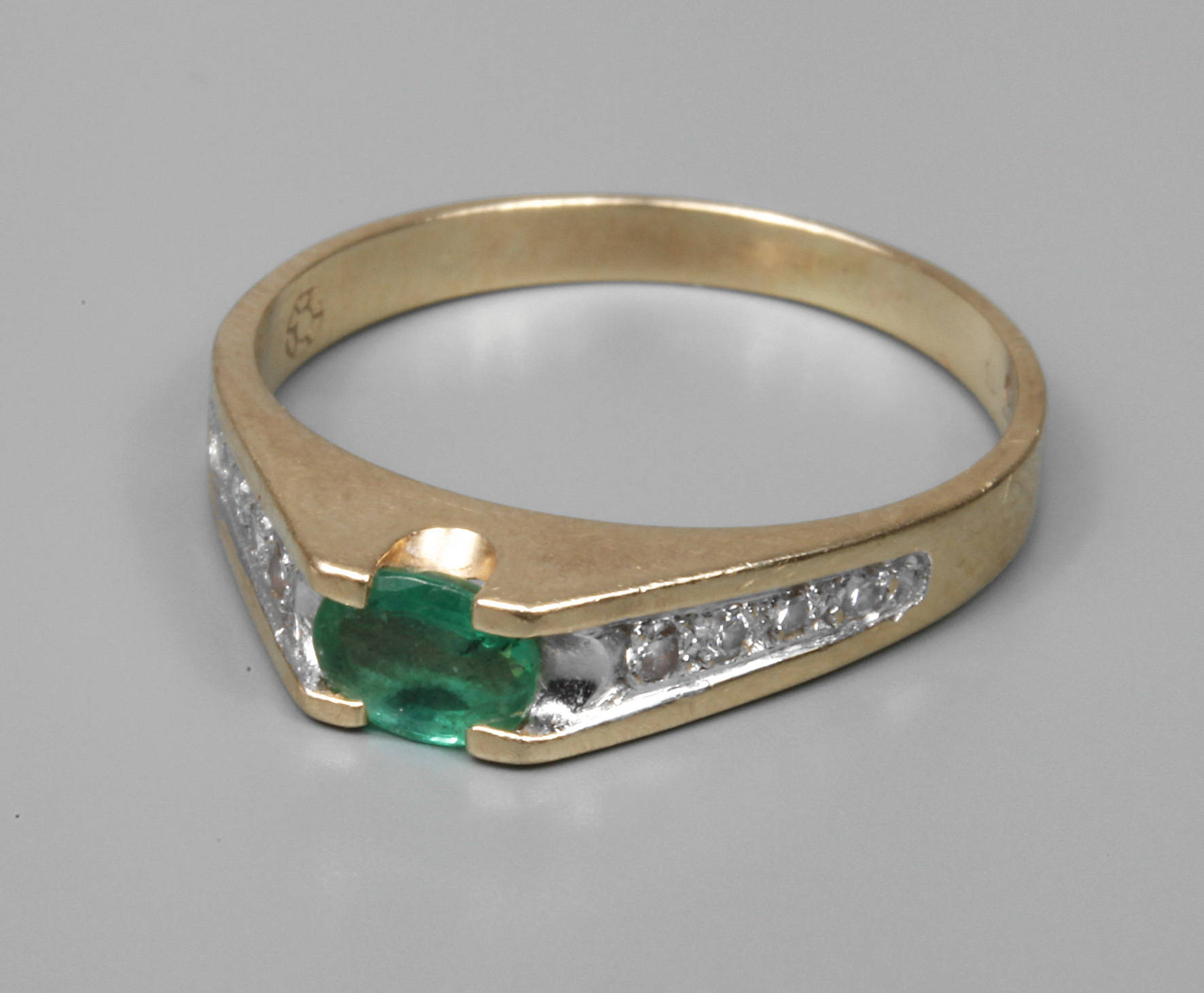 Damenring mit Smaragd