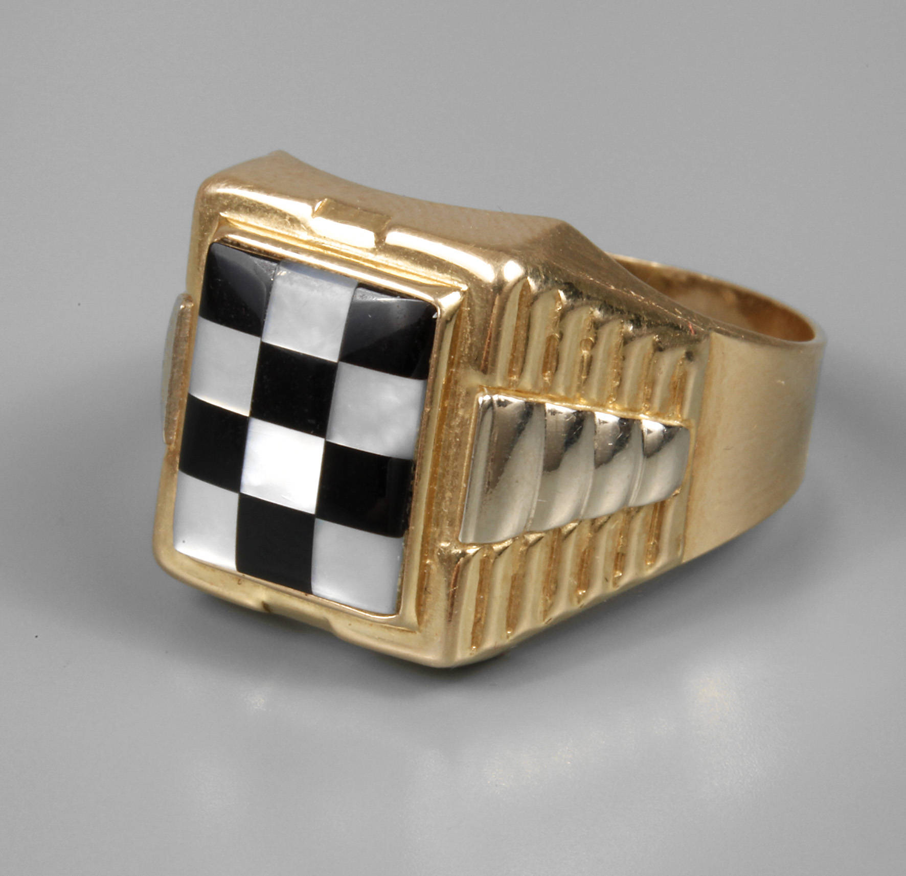 Herrenring mit Perlmutt und Onyxbesatz