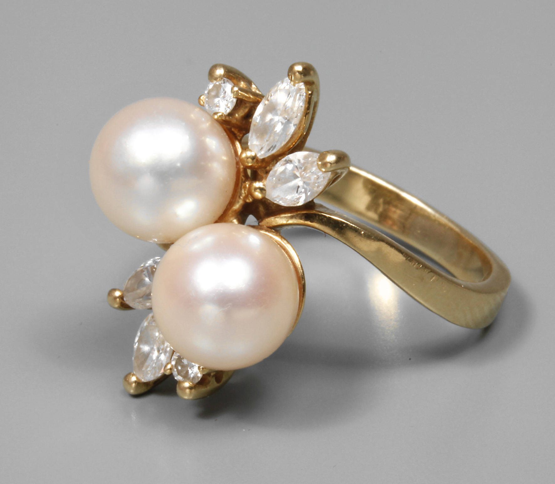 Damenring mit Diamanten und Perlen, ca. 0,54 ct