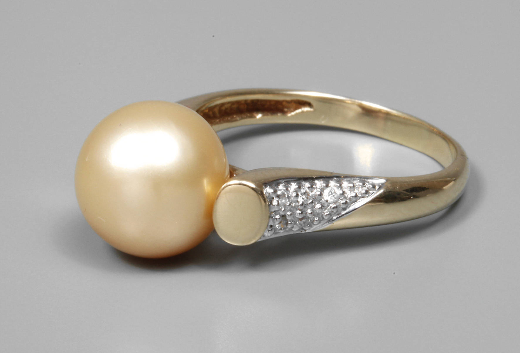 Damenring mit Perle und Diamanten