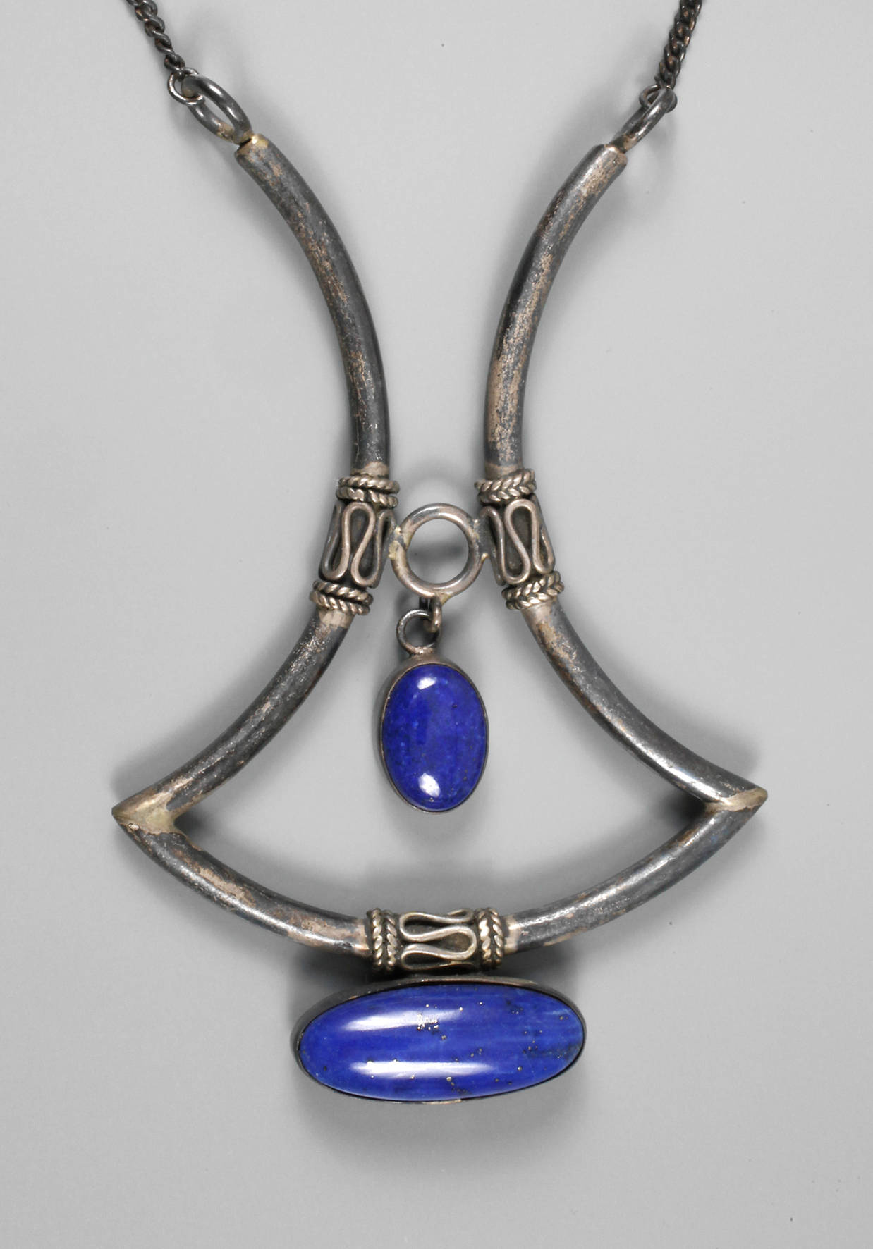 Silbercollier mit Lapislazuli