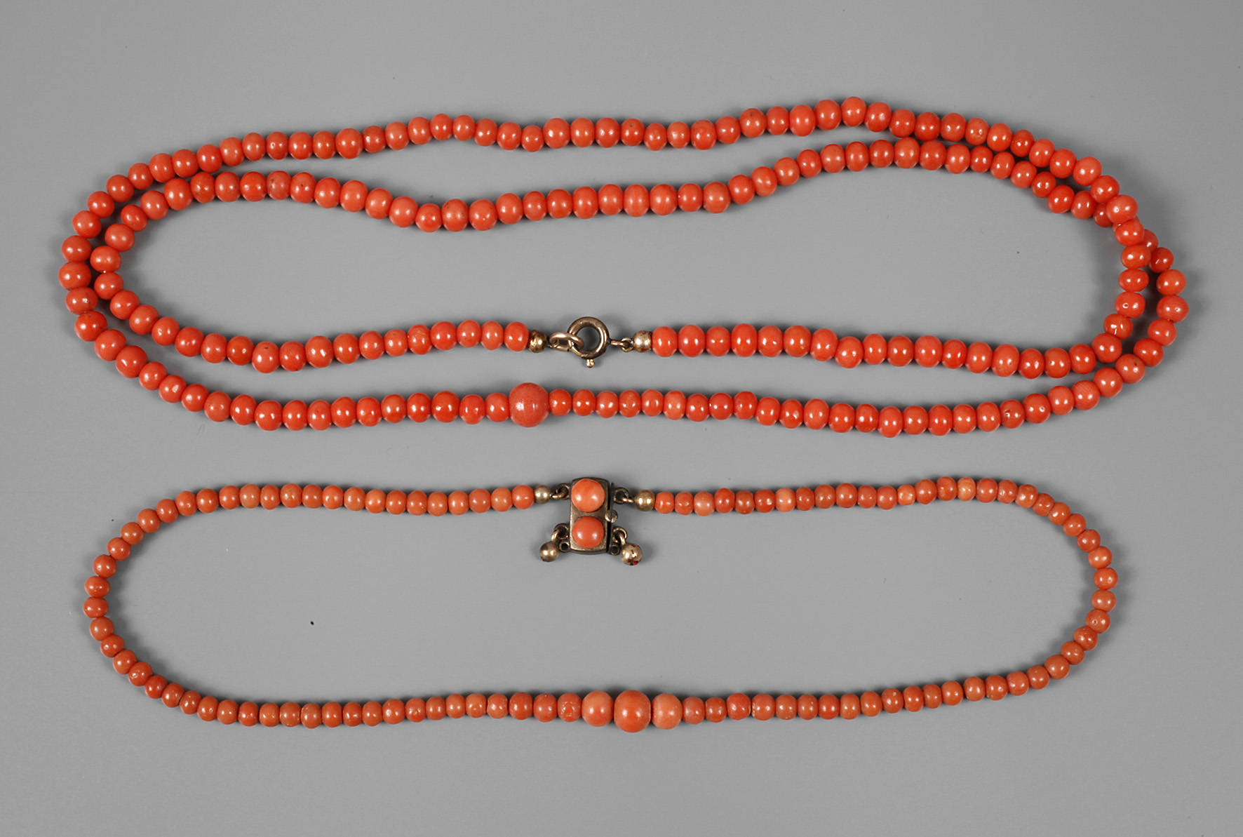 Zwei Korallenketten