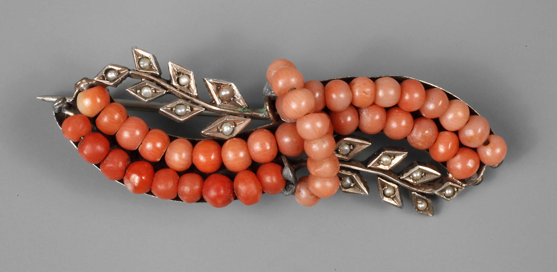 Brosche mit Korallen und Saatperlen