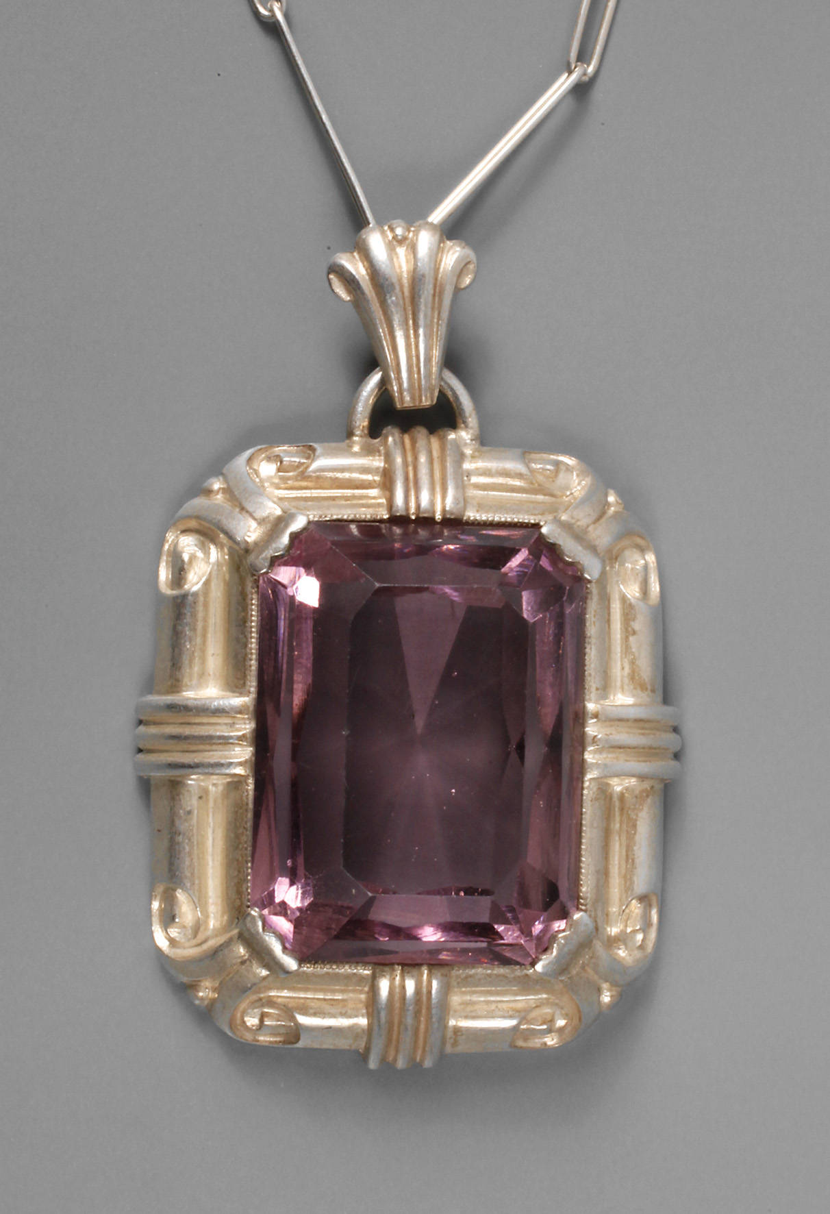 Großer Anhänger an Kette