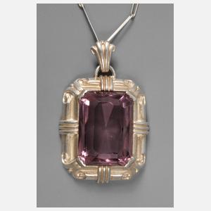 Großer Anhänger an Kette