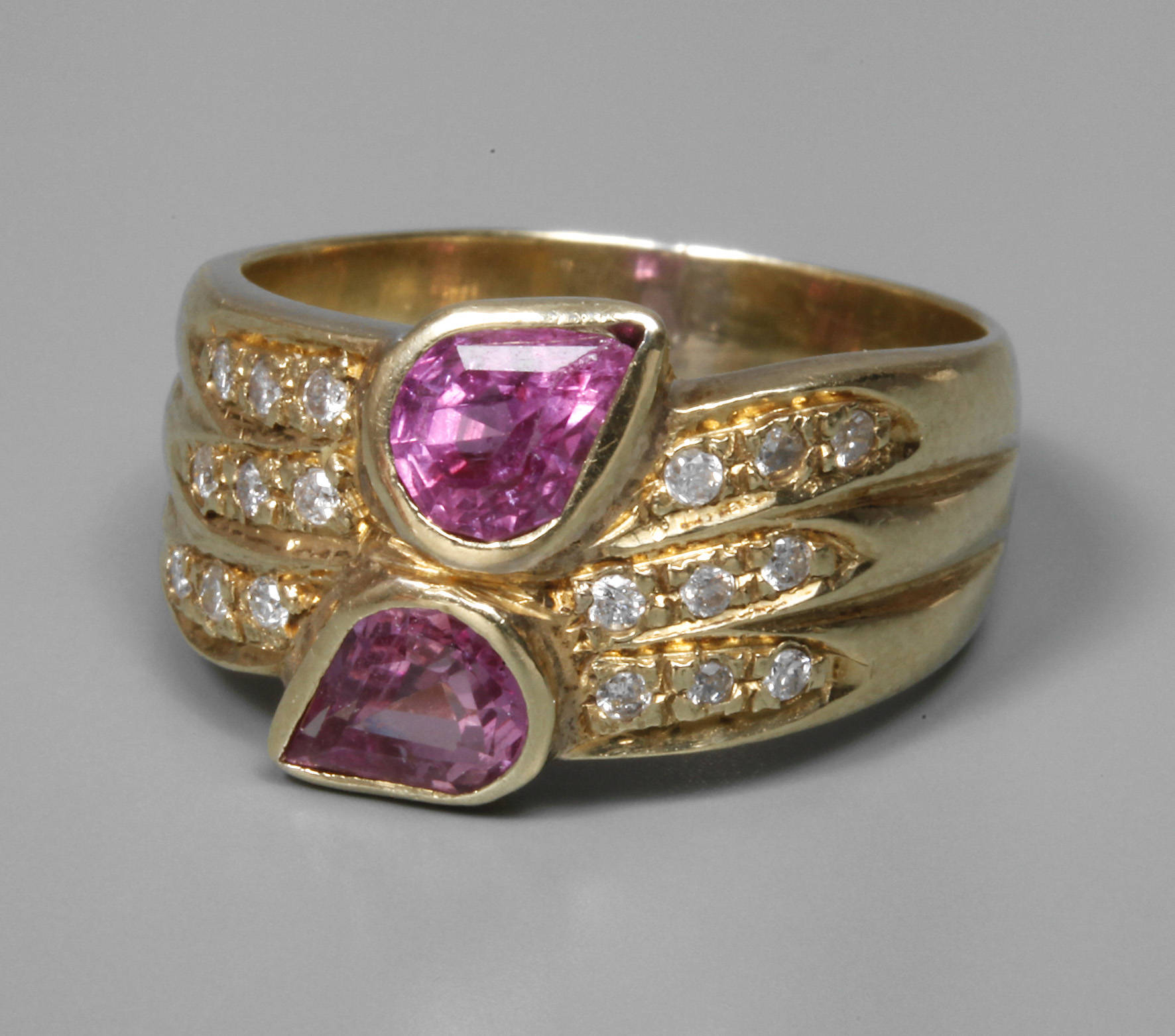 Damenring mit Rubelliten und Diamanten