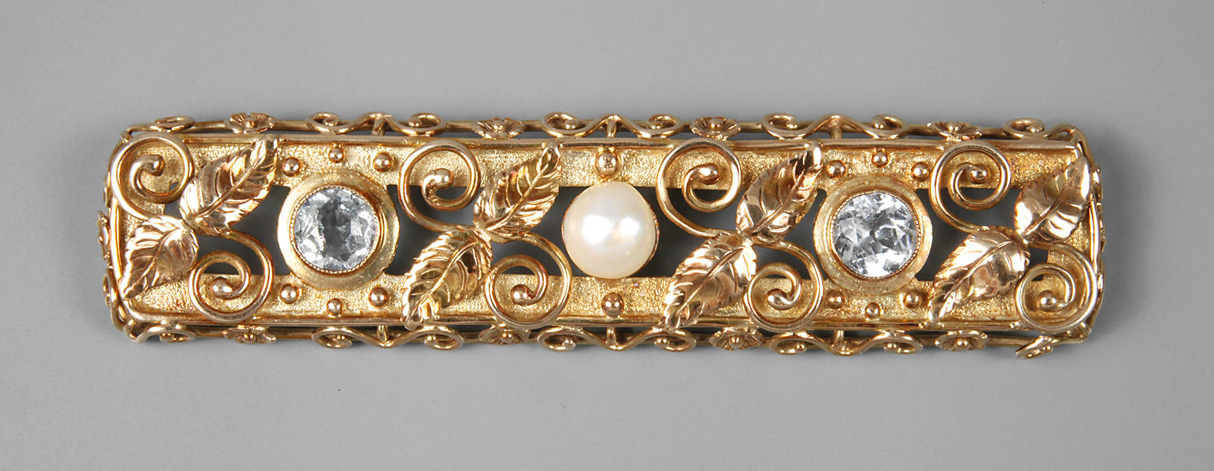 Brosche mit Aquamarinen und Perle