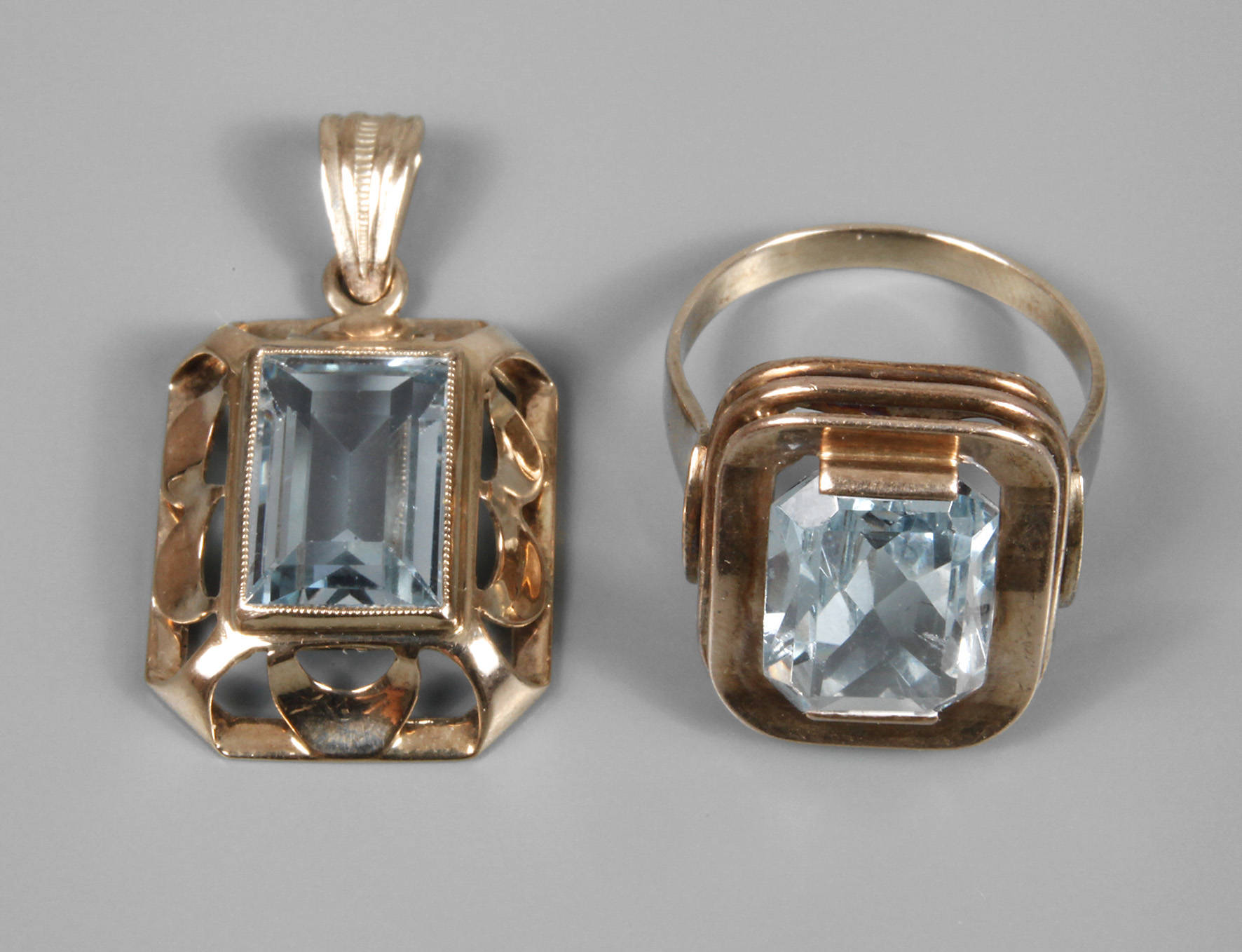 Ring und Anhänger mit Steinbesatz