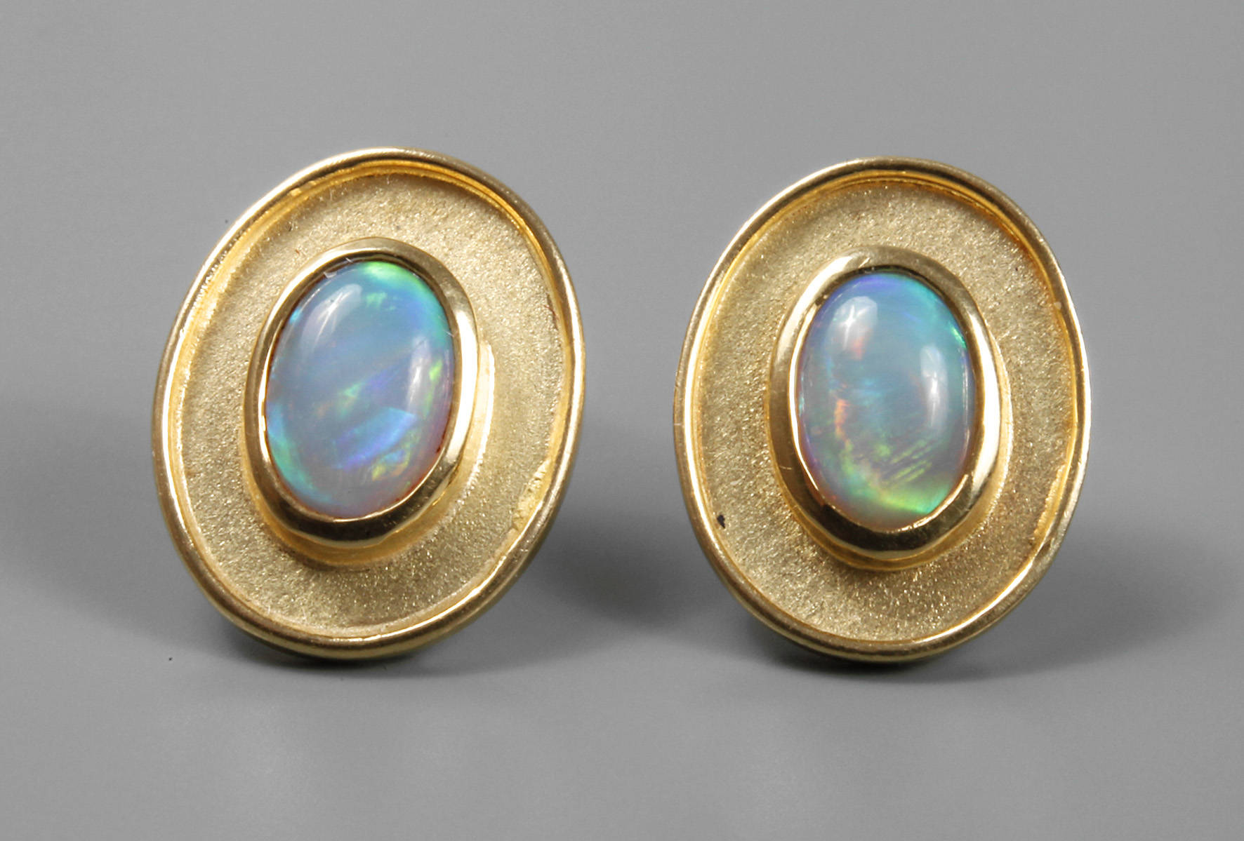 Paar Ohrstecker mit Edelopalen