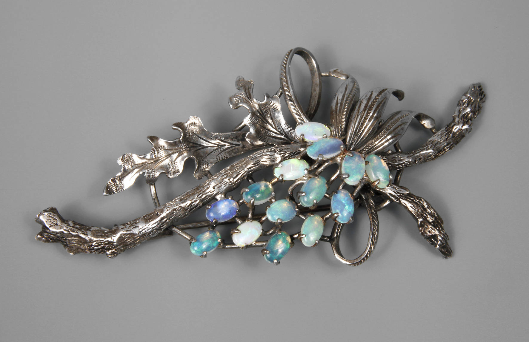 Brosche als Schleife mit Edelopalen