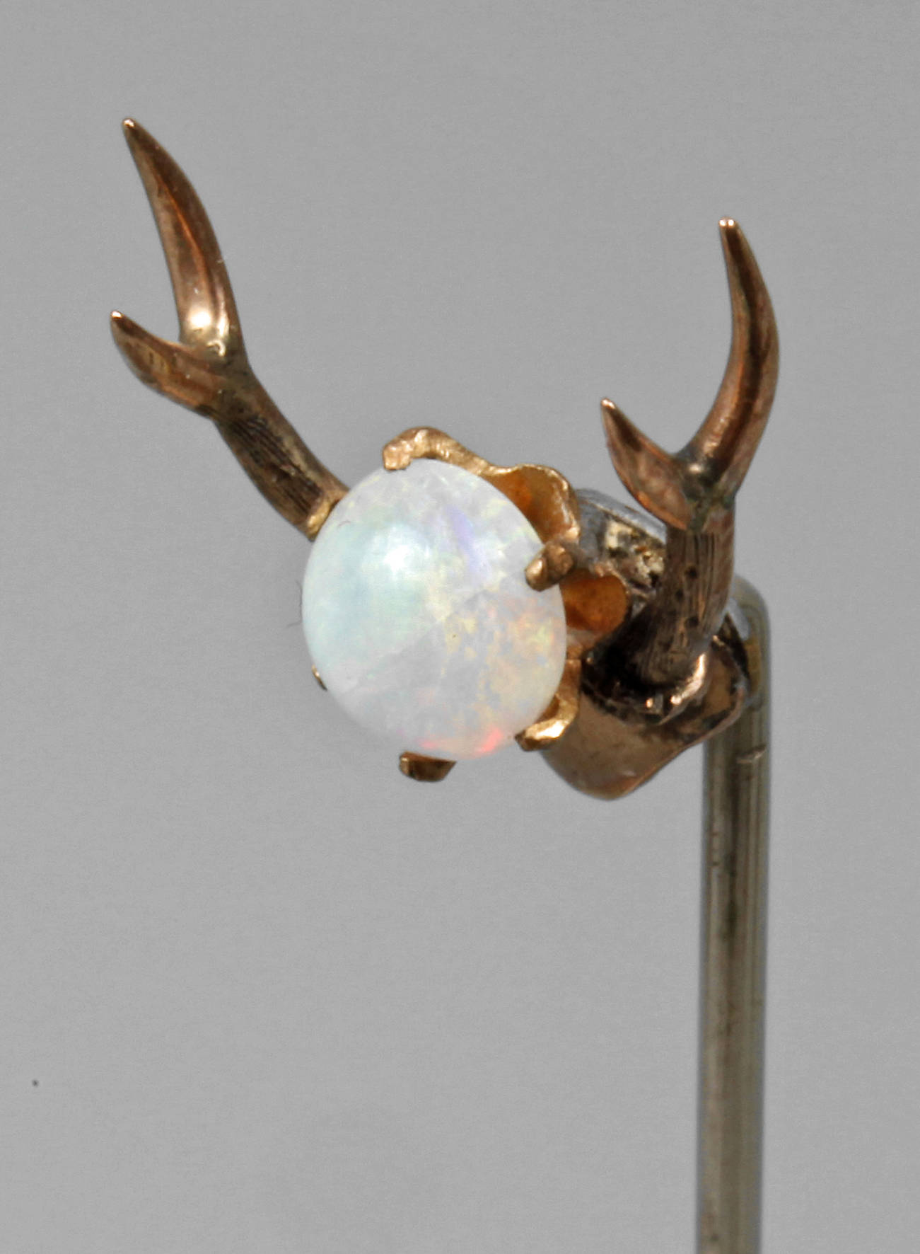 Jagdliche Reversnadel mit Edelopal