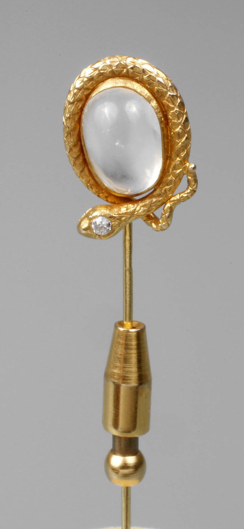 Reversnadel mit Mondstein und Diamantbesatz