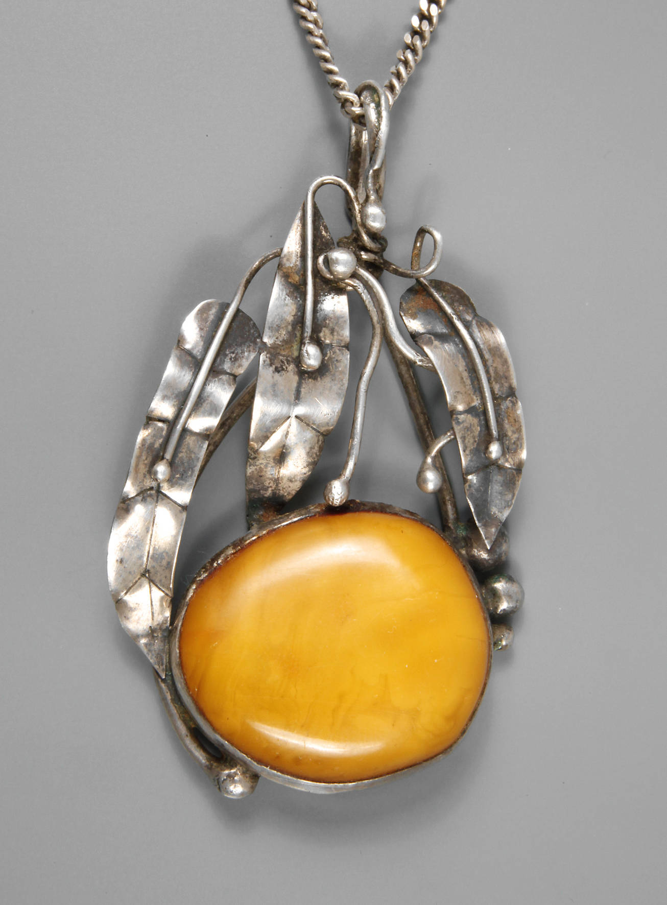 Großer Anhänger mit Bernsteincabochon Butterscotch