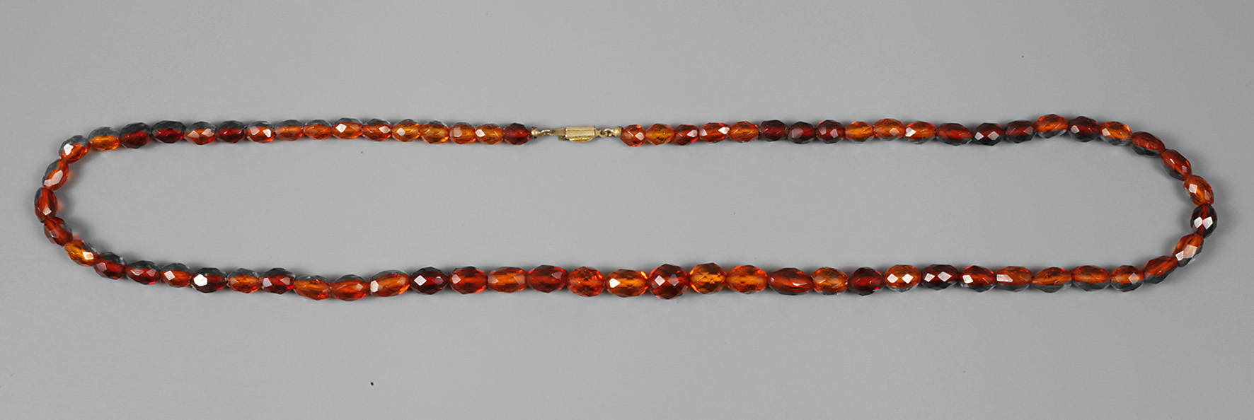 Lange facettierte Bernsteinkette