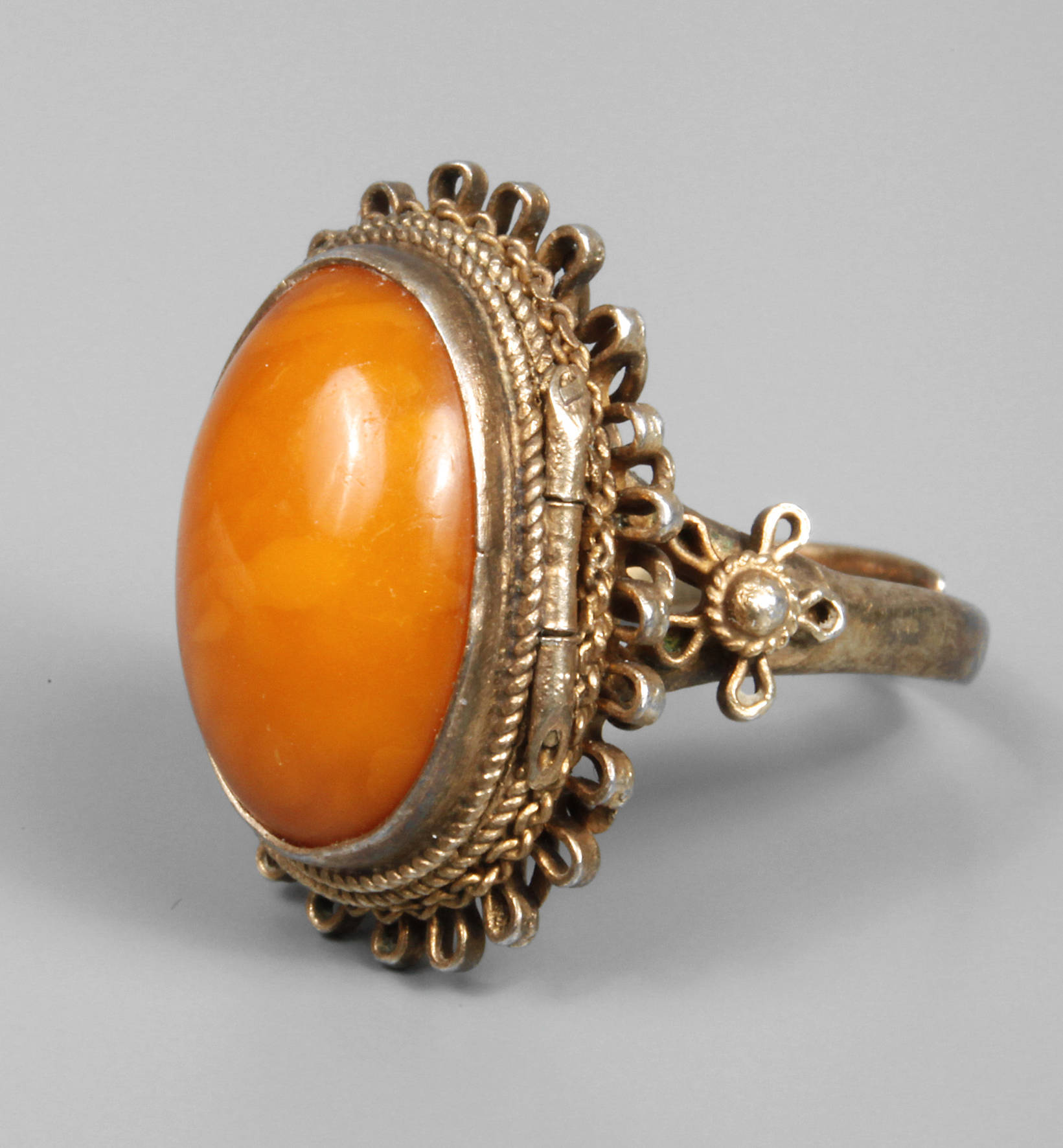 Giftring mit Bernsteinbesatz