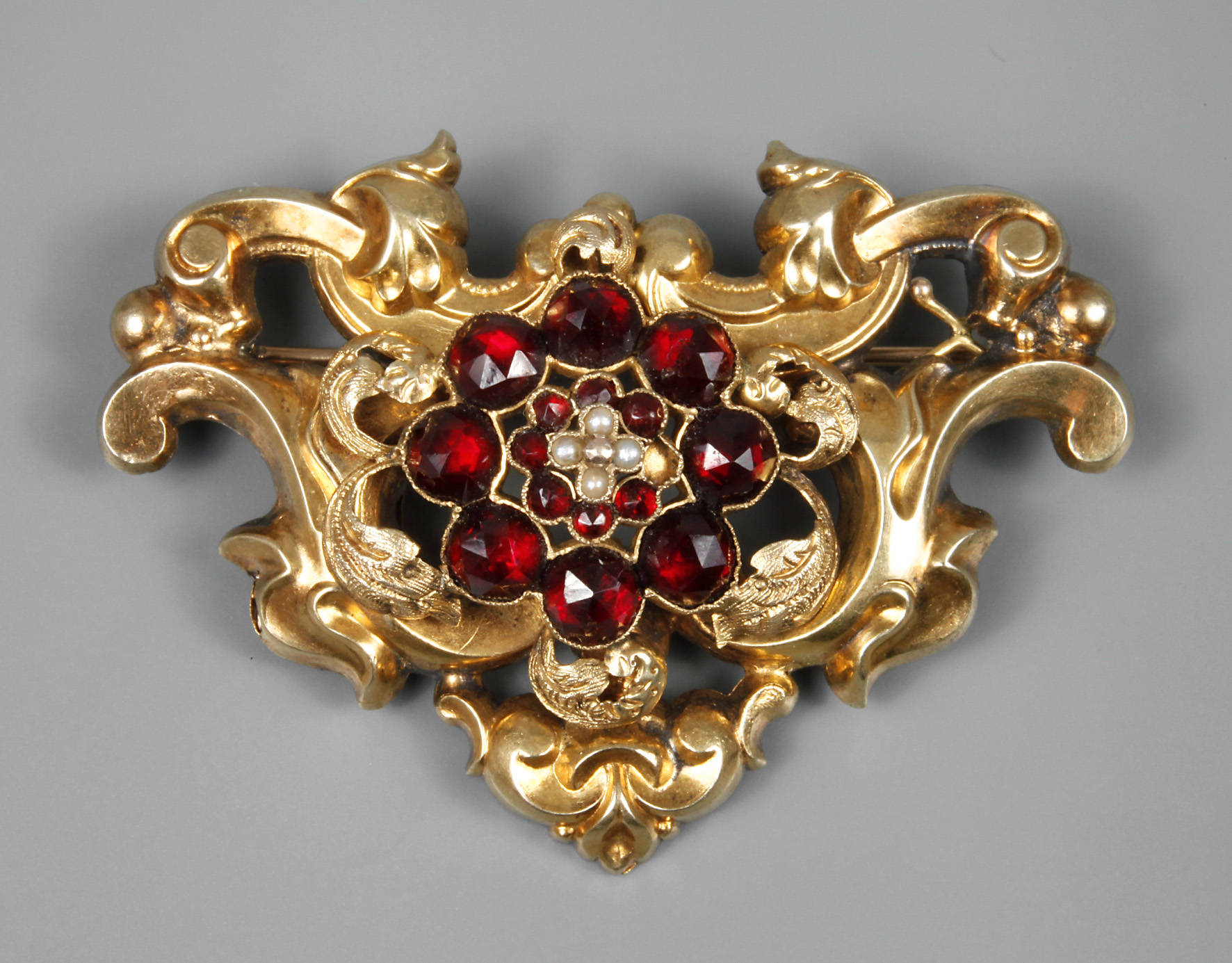 Biedermeierbrosche mit Granatbesatz