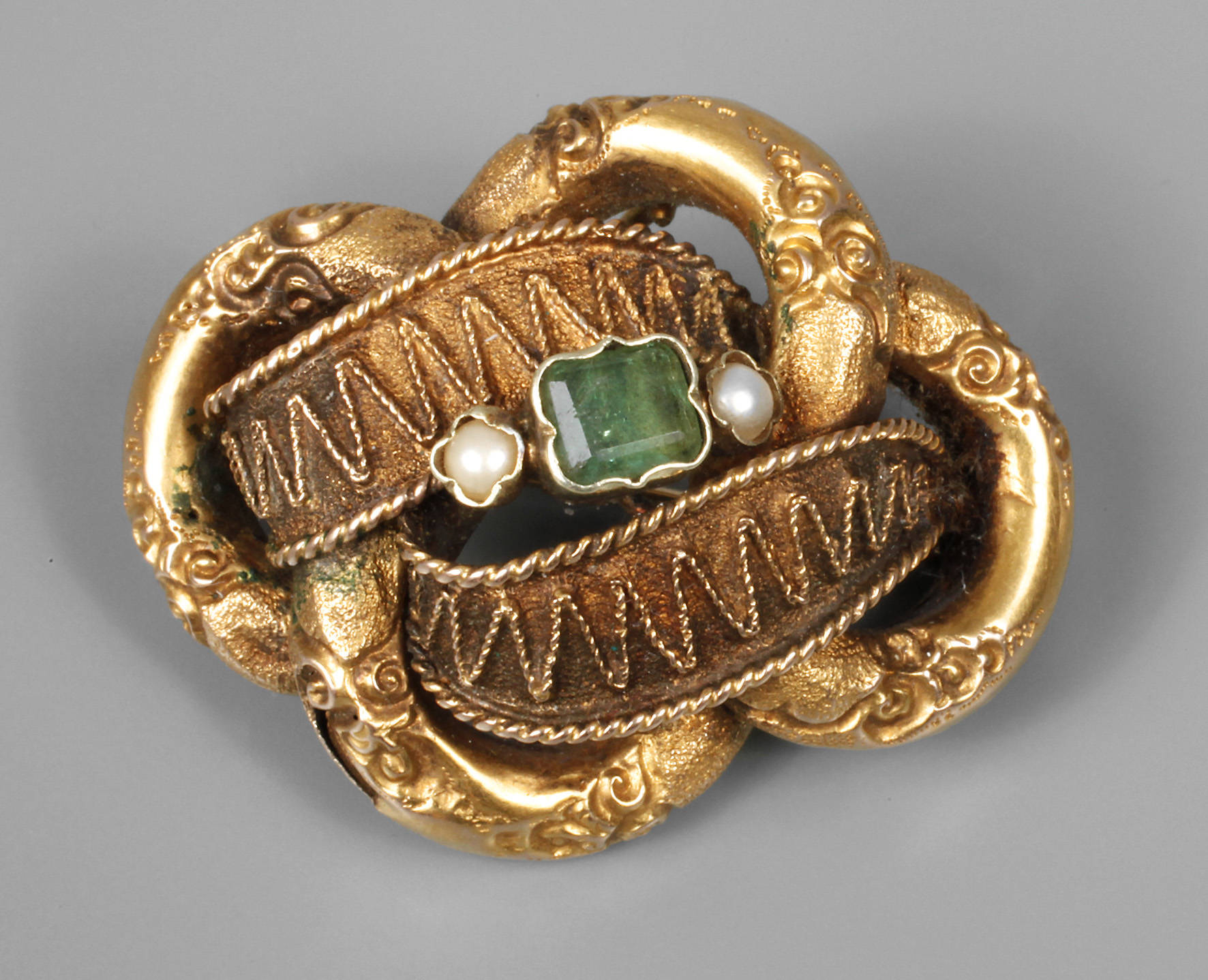 Biedermeierbrosche mit Smaragd und Perlen