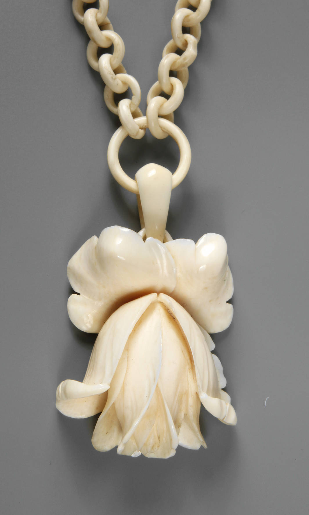 Elfenbeinanhänger an Kette