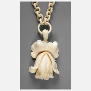 Elfenbeinanhänger an Kette