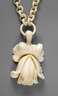 Elfenbeinanhänger an Kette