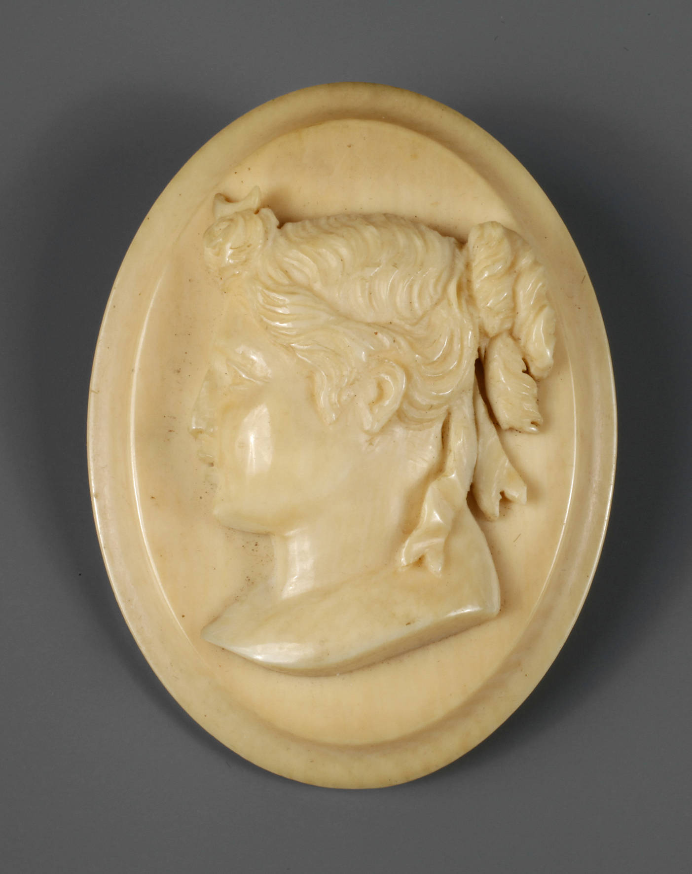 Große Elfenbeinbrosche