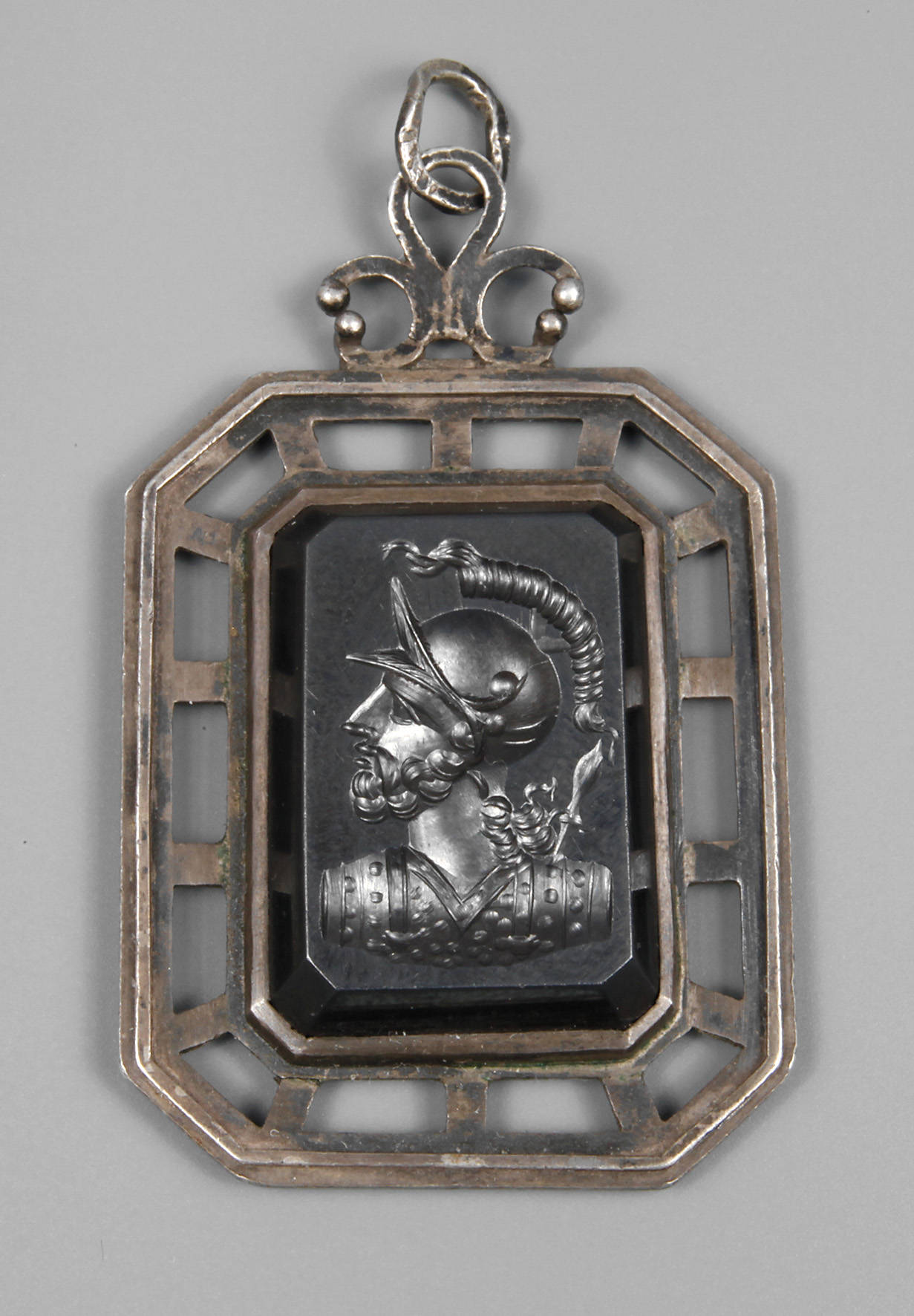 Anhänger mit Hämatitgemme