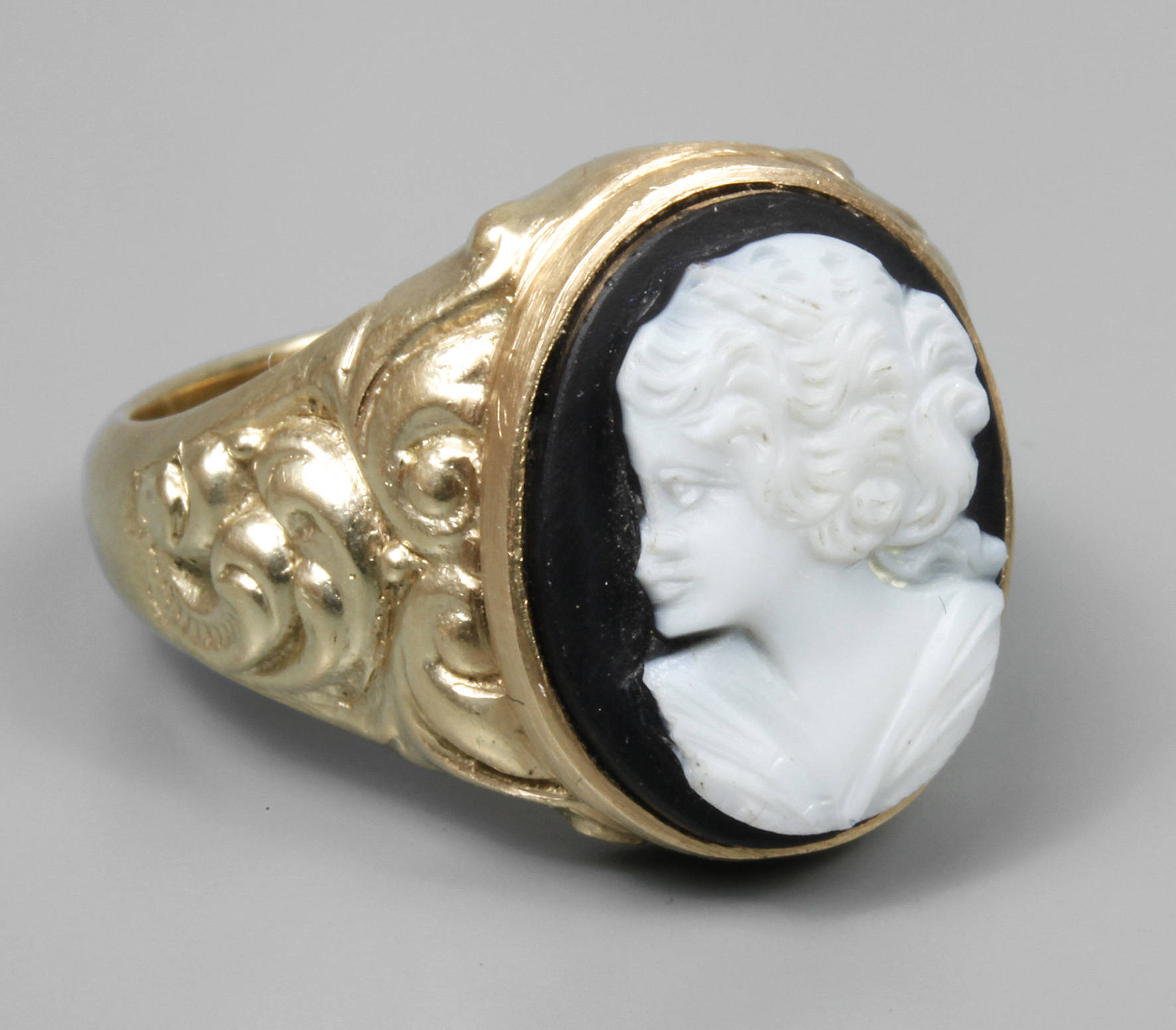 Massiver Herrenring mit Onyxcamee