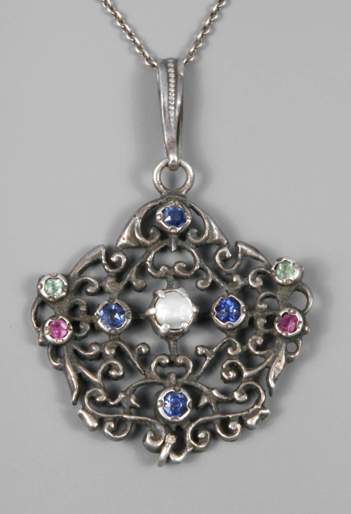 Filigraner Anhänger mit Steinbesatz