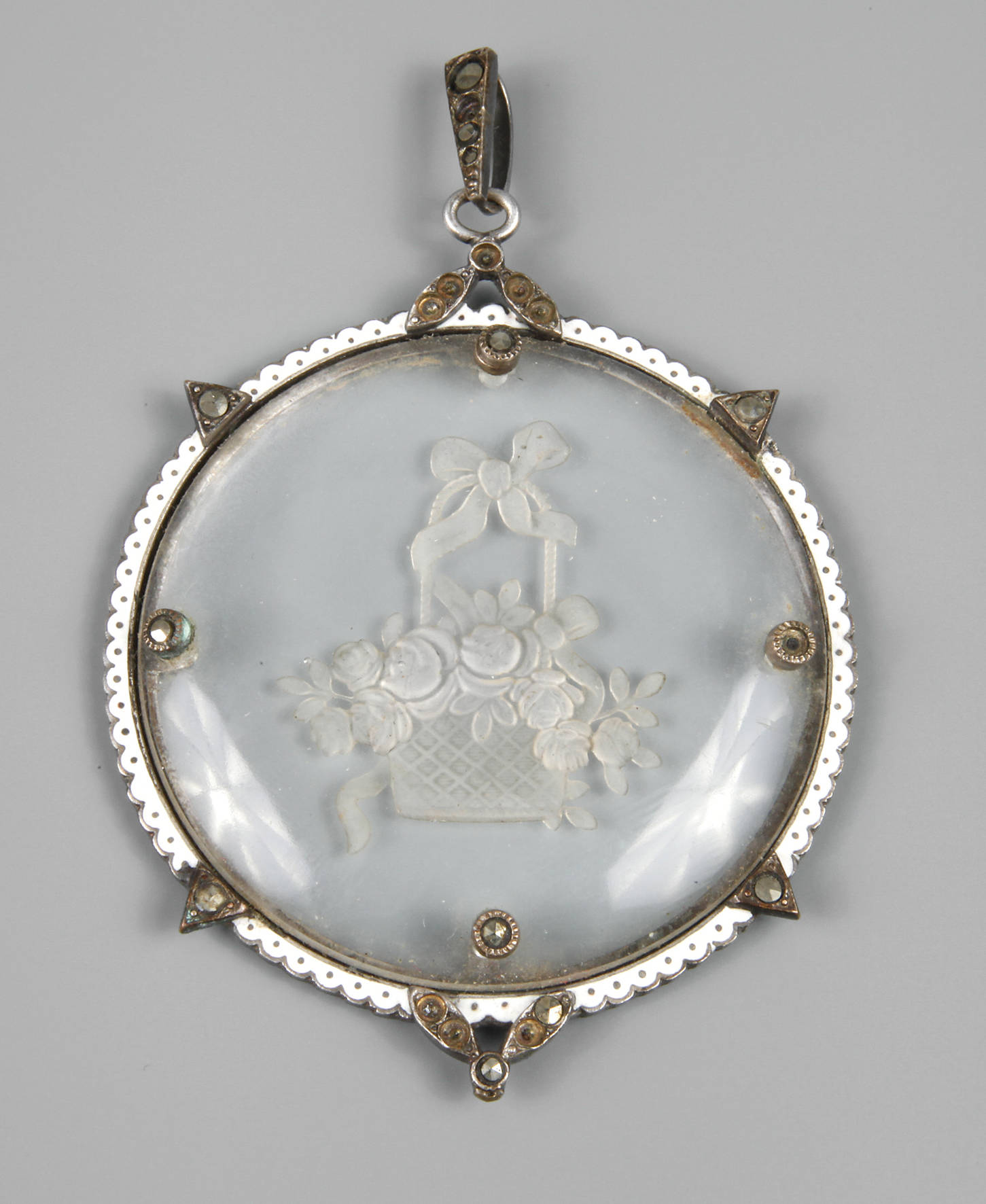 Großer Anhänger mit feiner Gravur