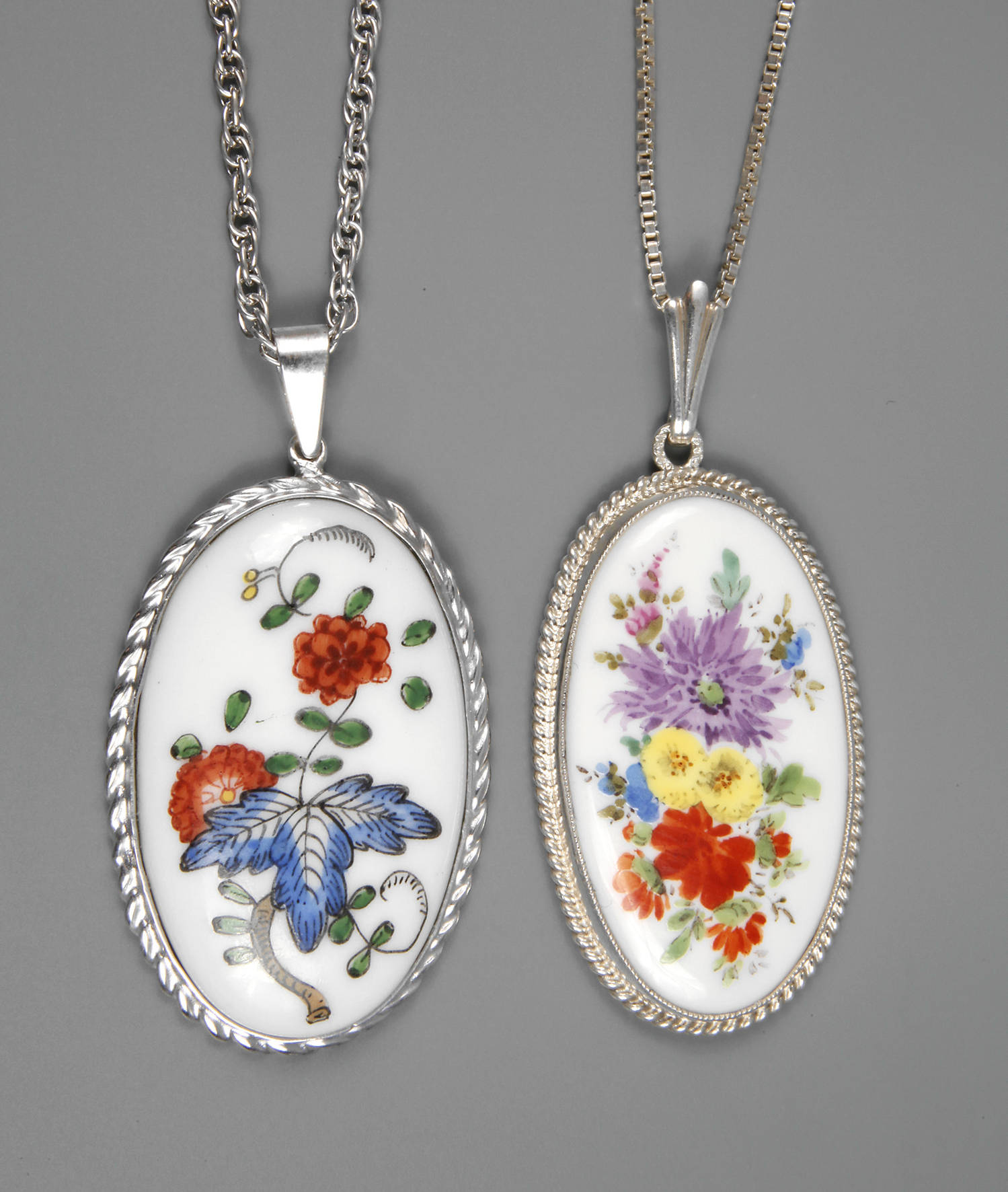 Zwei Porzellananhänger