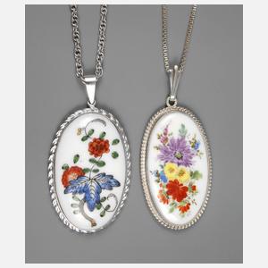 Zwei Porzellananhänger