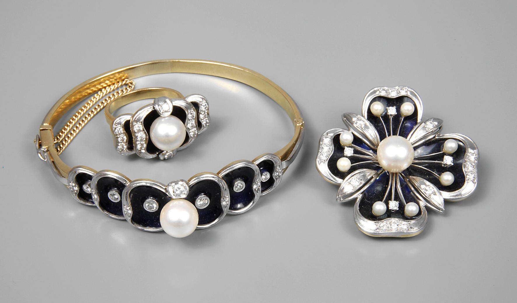 Ungewöhnliches Schmuckset, besetzt mit Perlen und Brillanten