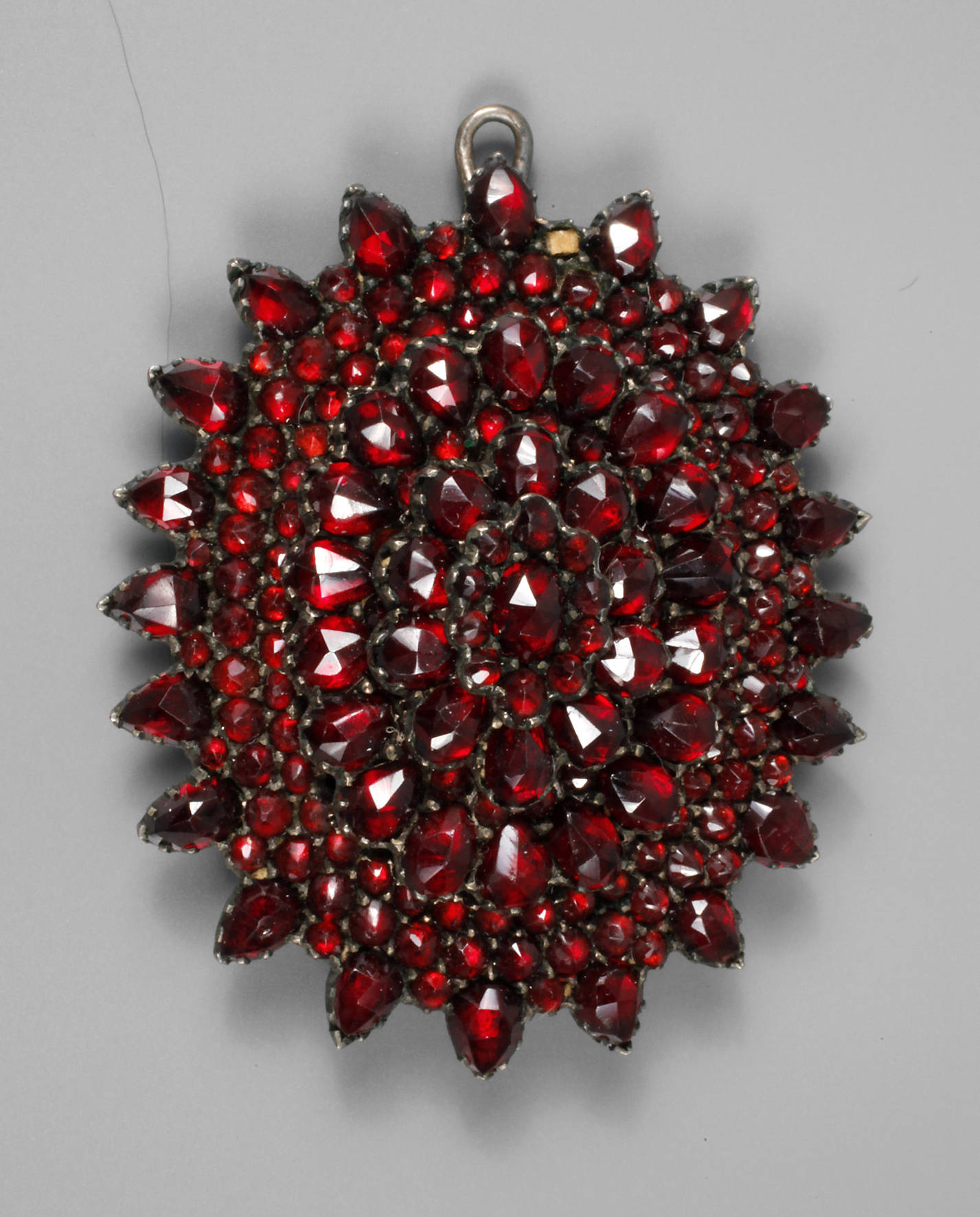 Anhänger mit Granatbesatz