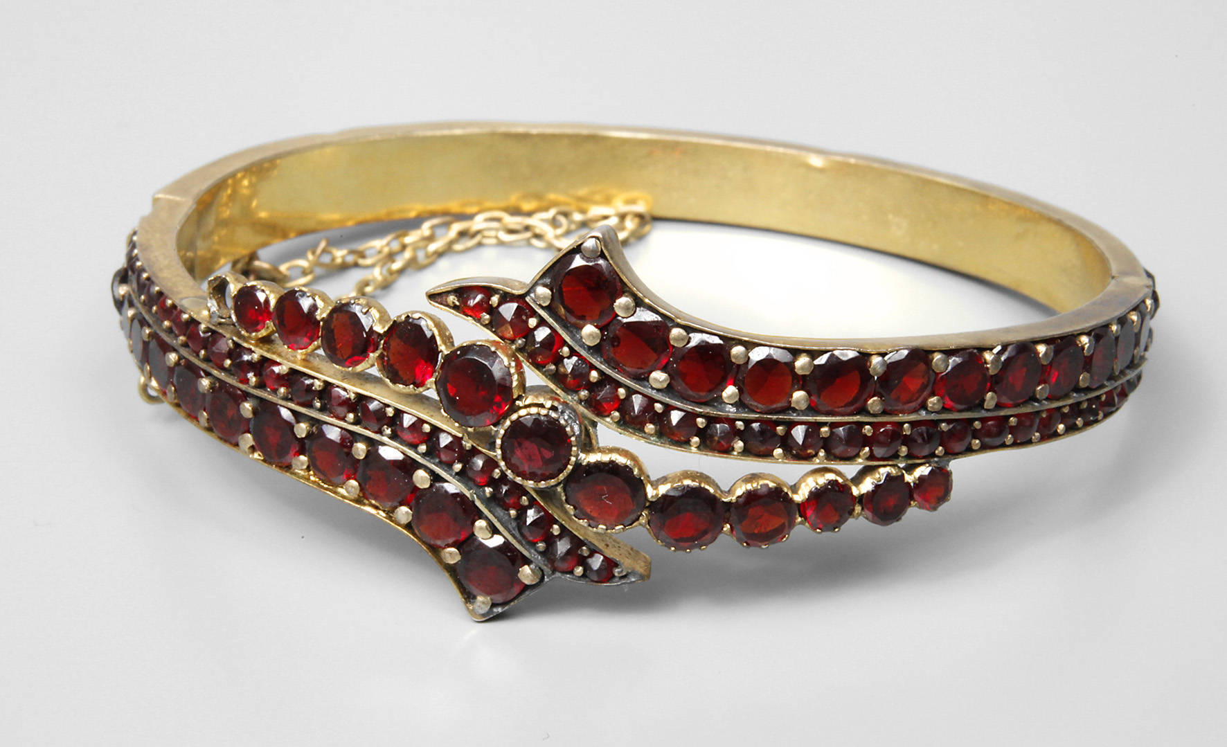 Armreif mit Granatbesatz