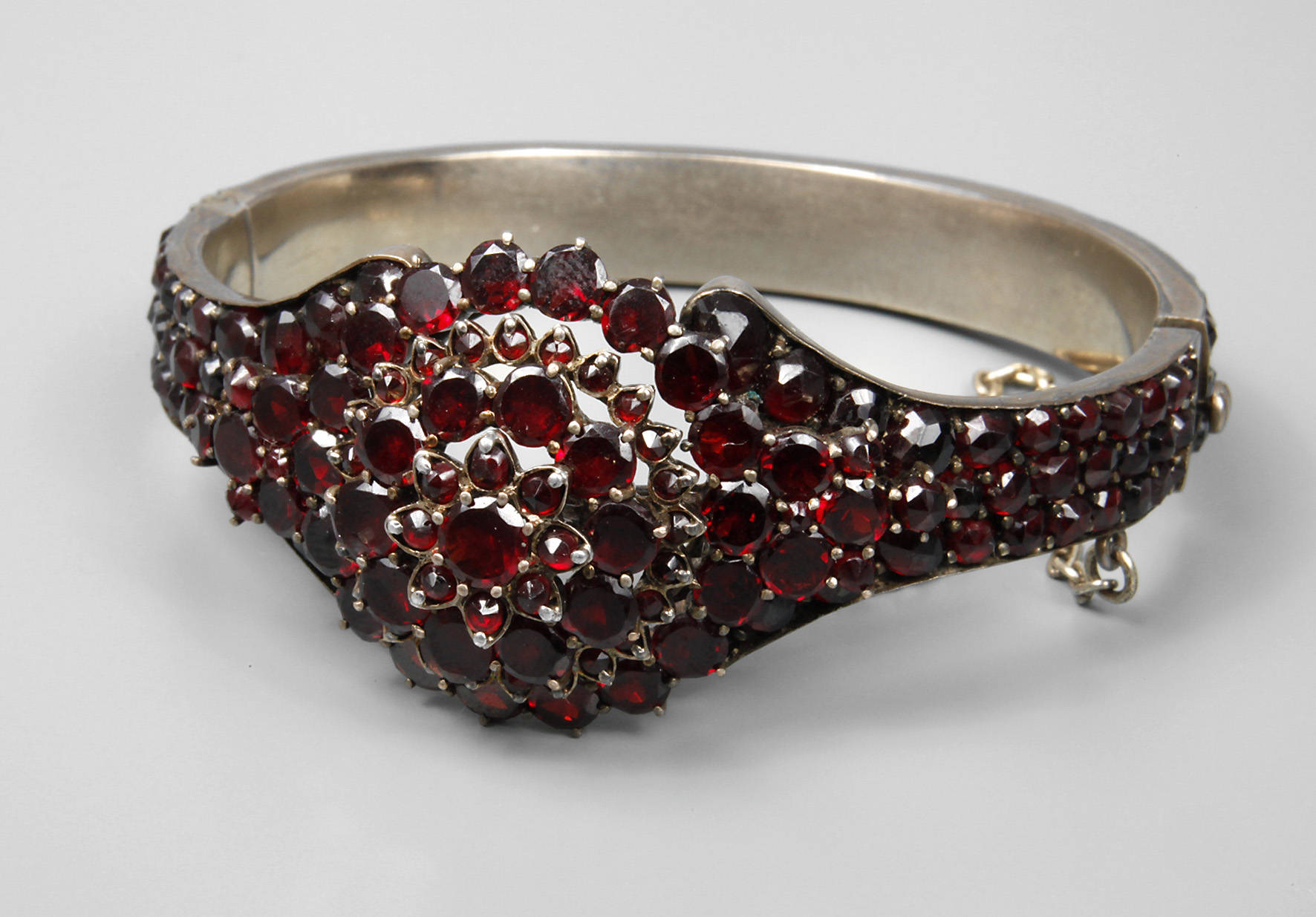 Prachtvoller Granatarmreif