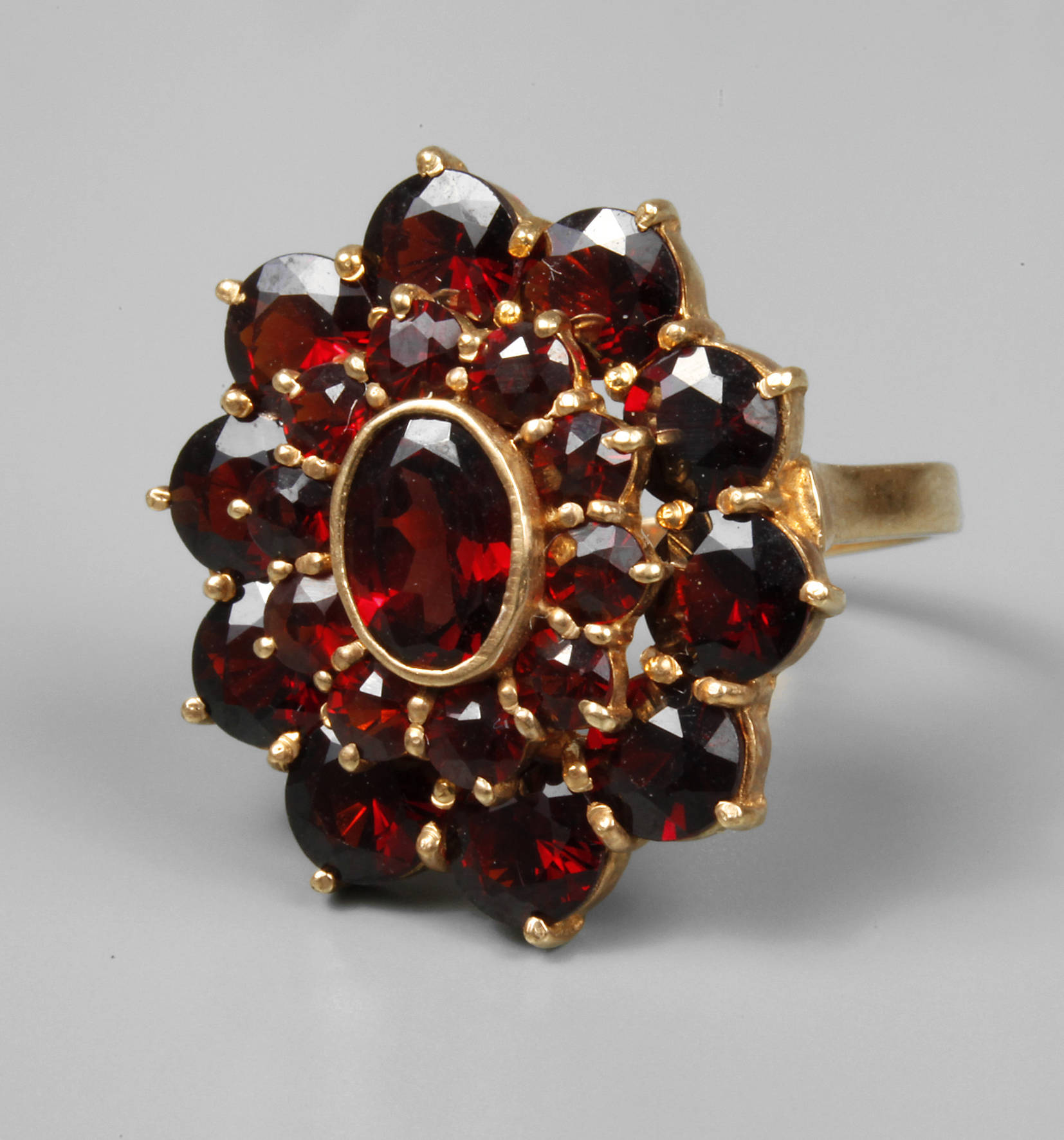 Damenring mit Granatbesatz
