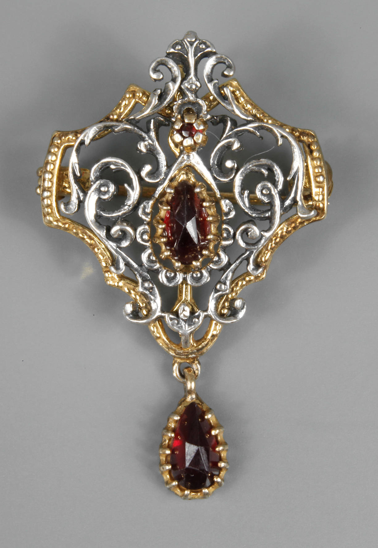 Brosche mit Granatbesatz