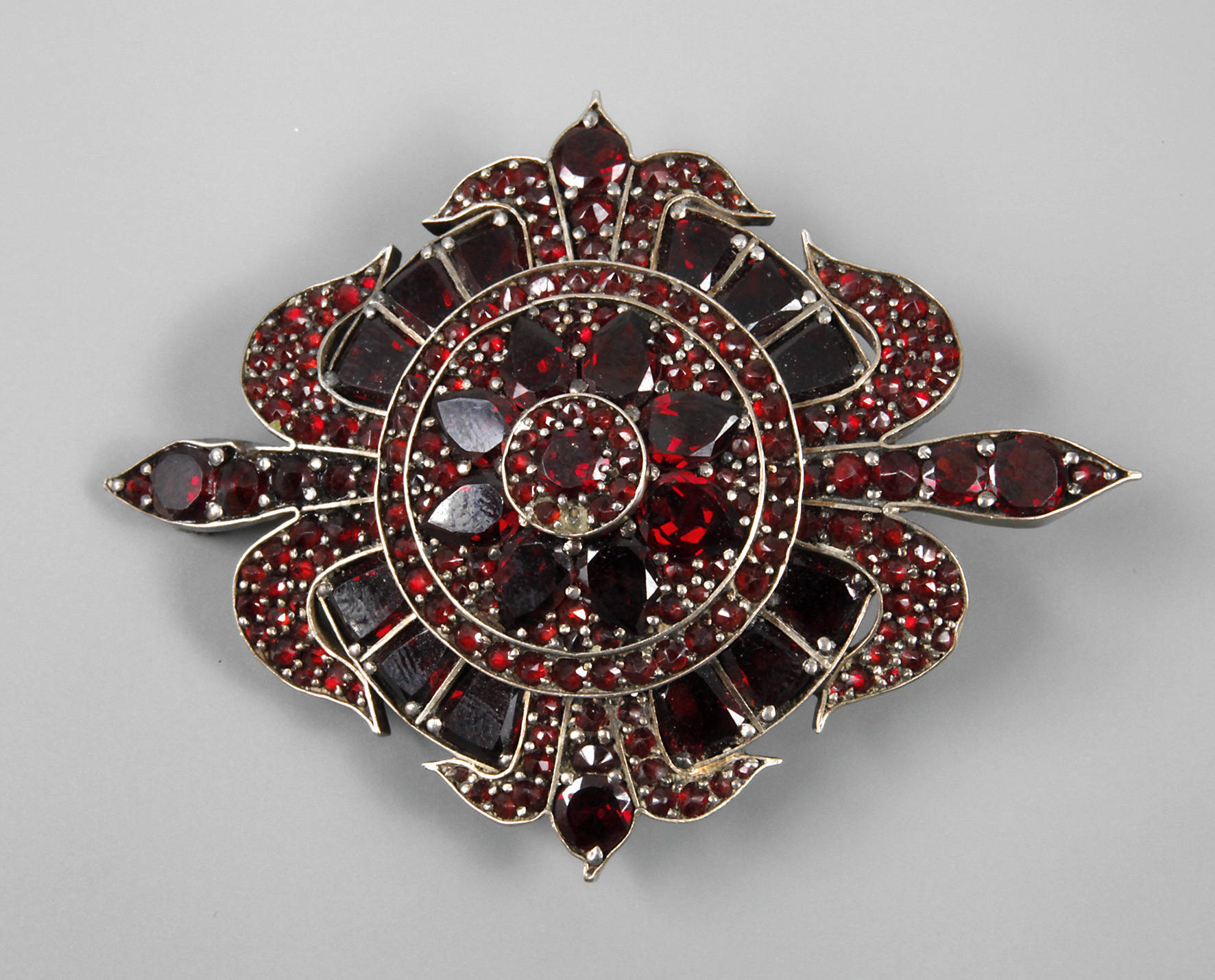 Granatbrosche