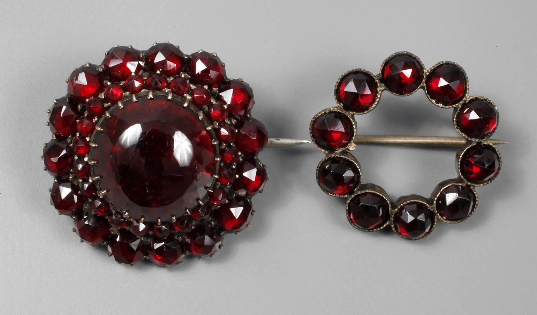Zwei Broschen mit Granatbesatz