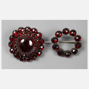 Zwei Broschen mit Granatbesatz