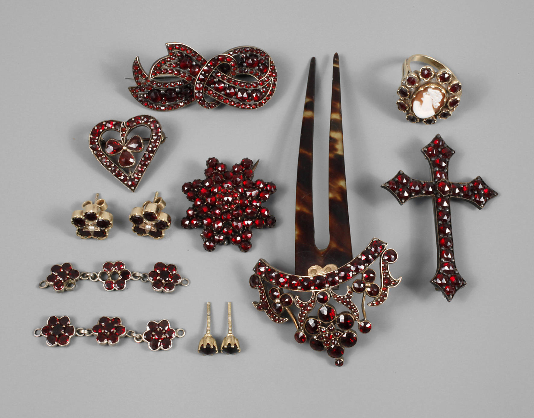 Umfangreiches Konvolut Granatschmuck