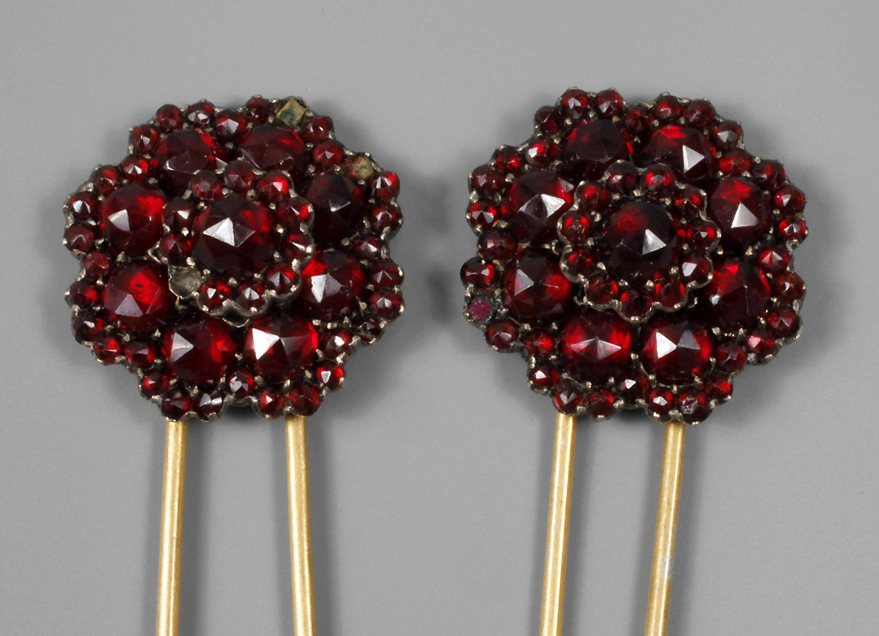 Zwei Hutnadeln mit Granatbesatz