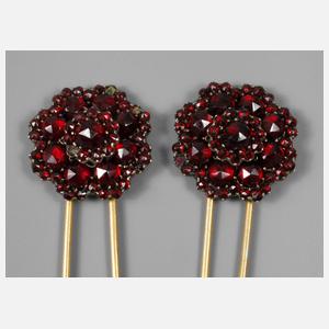 Zwei Hutnadeln mit Granatbesatz